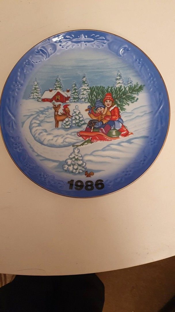 Joulu 1986 ja 1984 seinälautaset.Ehjät