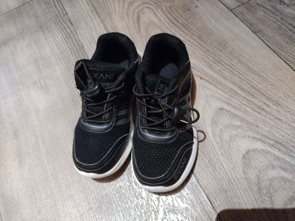 Mustat kengät koko 30