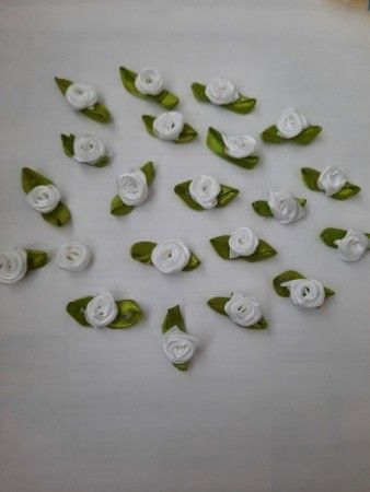 20 kpl valkoisia satiini ruusuja