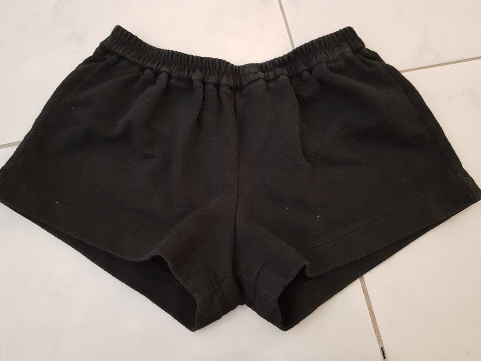 Mustat collegeshortsit 152 cm