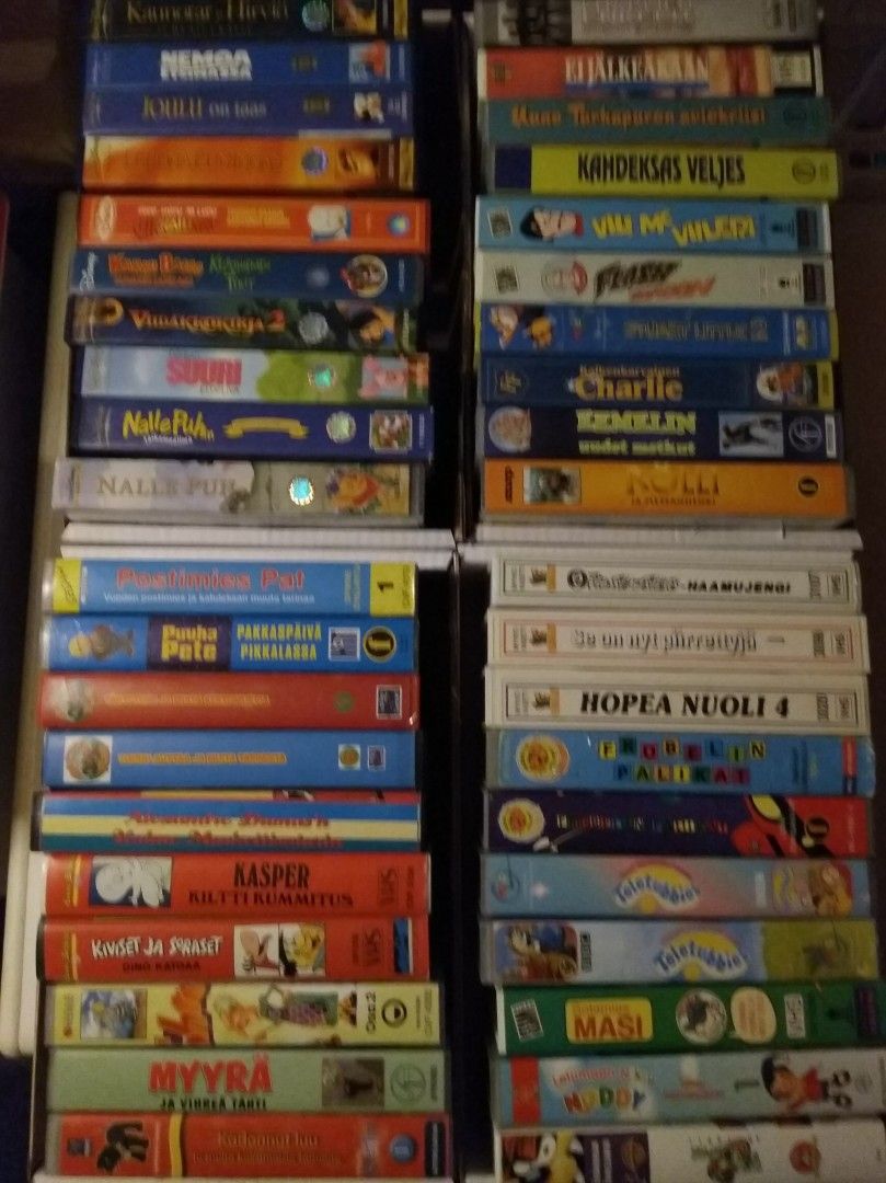 Lasten erillaisia VHS-kasetteja
