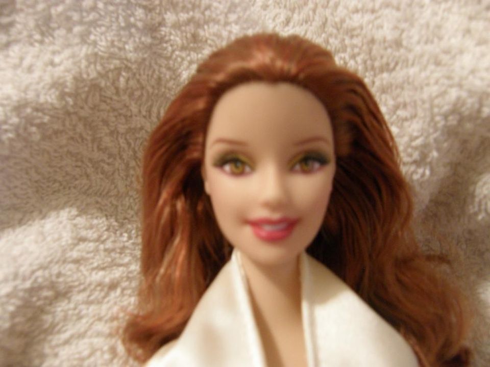 Punatukkainen Barbie- nukke + ihana asu