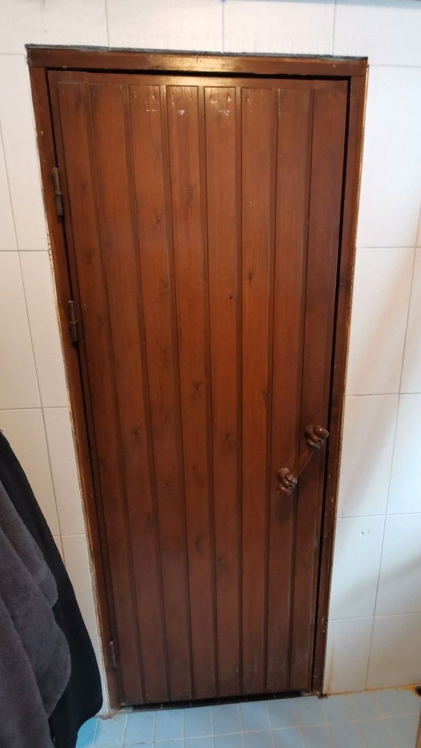 Vanha puinen saunan ovi