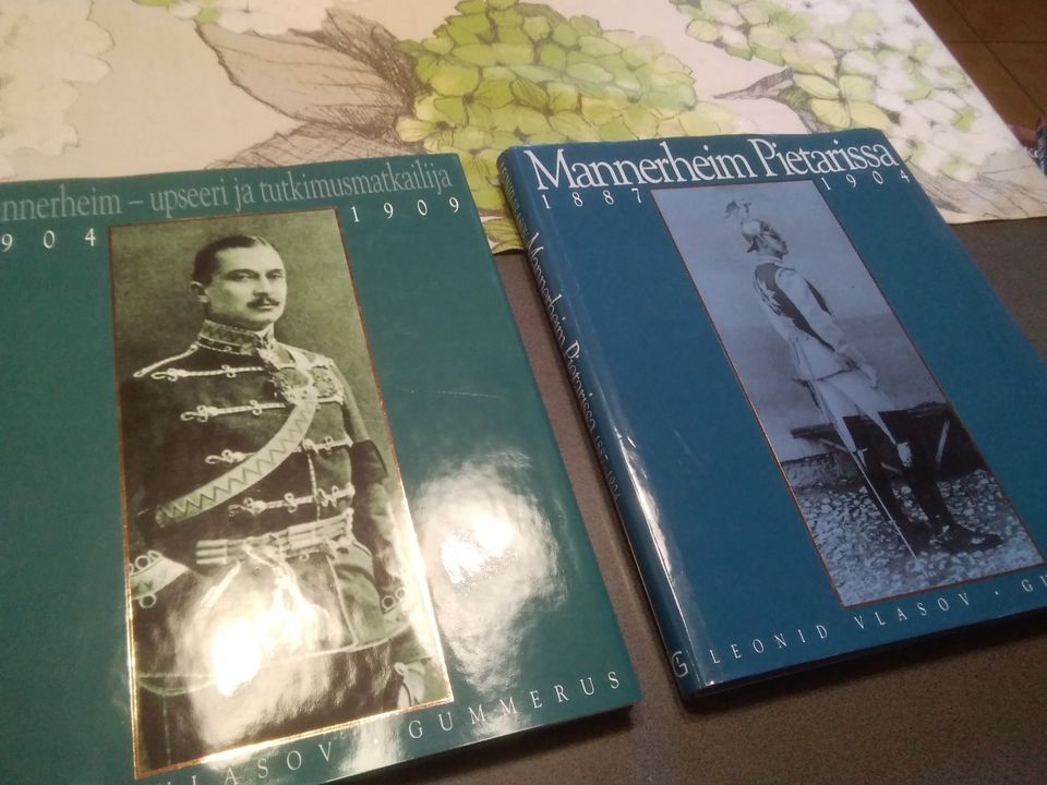 Mannerheim x 2. Leonid Vlasov