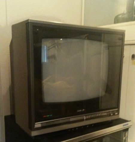 Väri-TV Sharp 16"