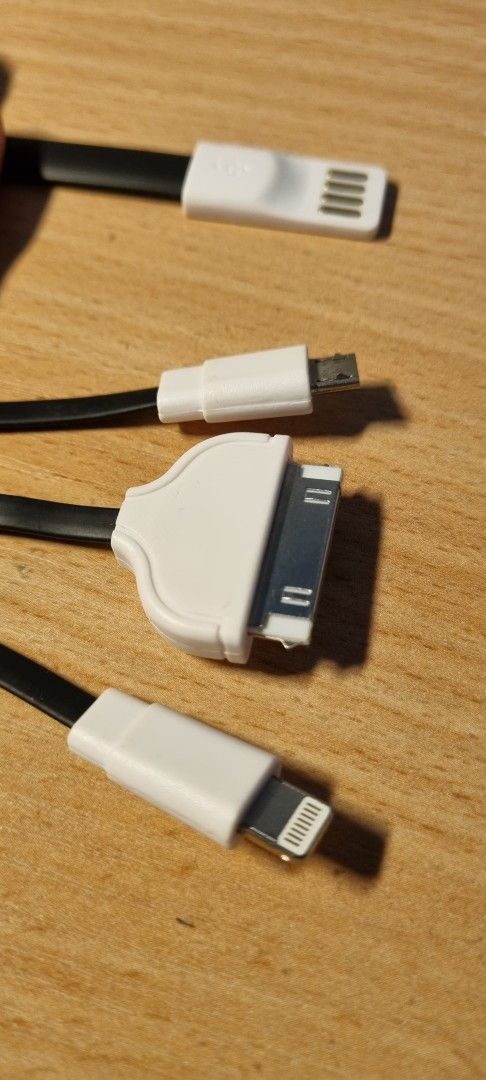 3-in-1 USB latauspiuha (Jääkiekon Liigan logolla)