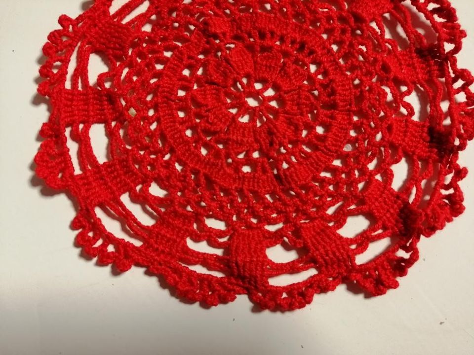 Pieni punainen PITSILIINA.21 cm,UUSI käsityö