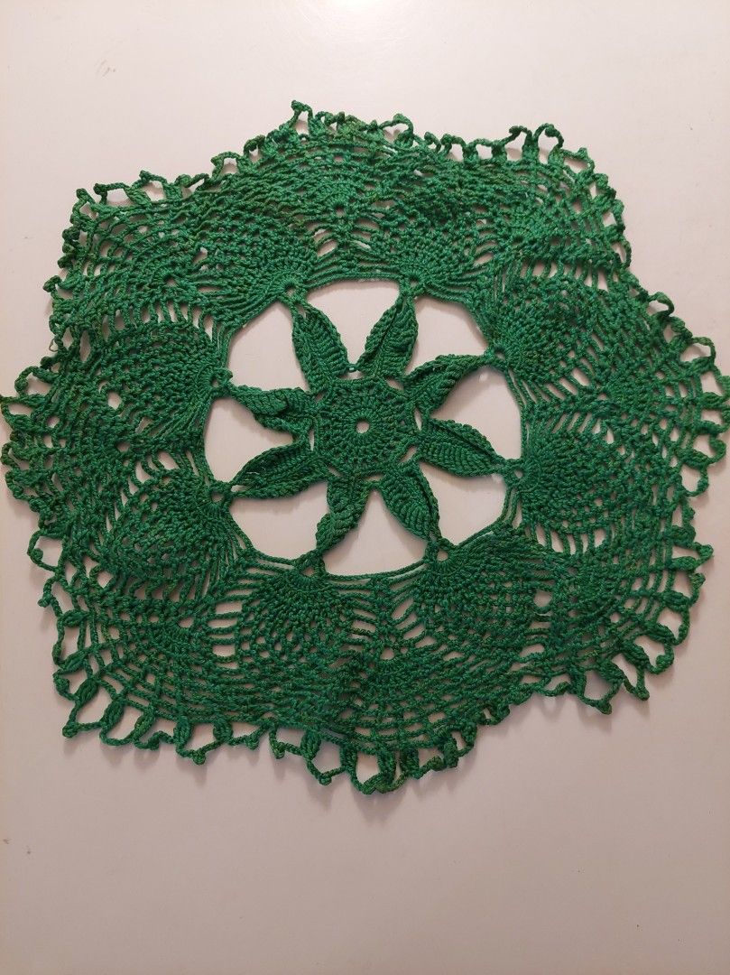Kaunis vihreä PITSILIINA. 35 cm, kiva malli, käsin virkattu