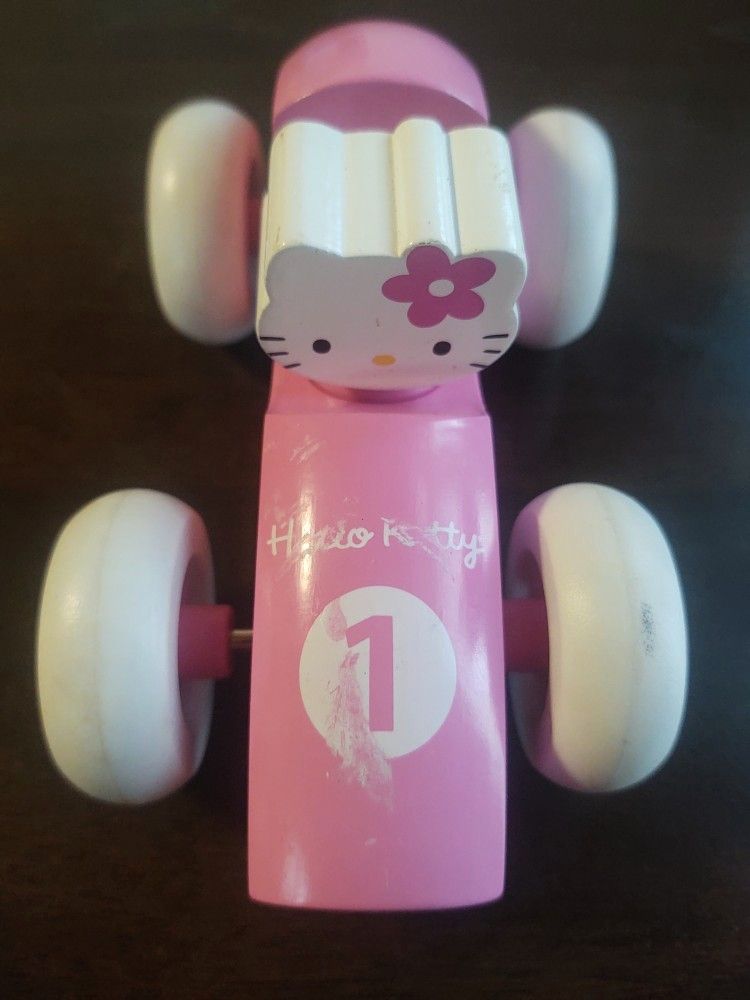 Hello kitty puuauto