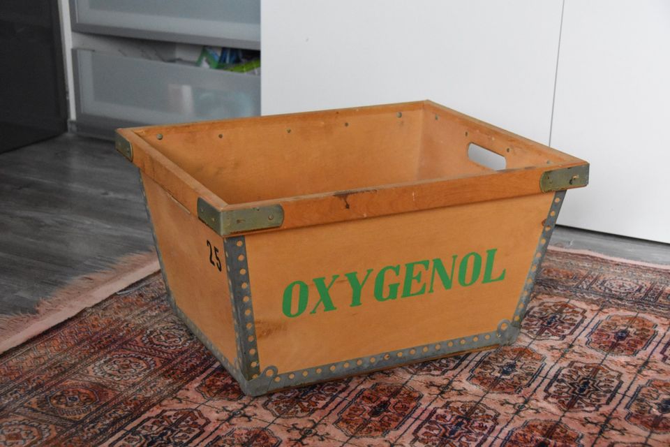 Puulaatikko Oxygenol-tekstillä