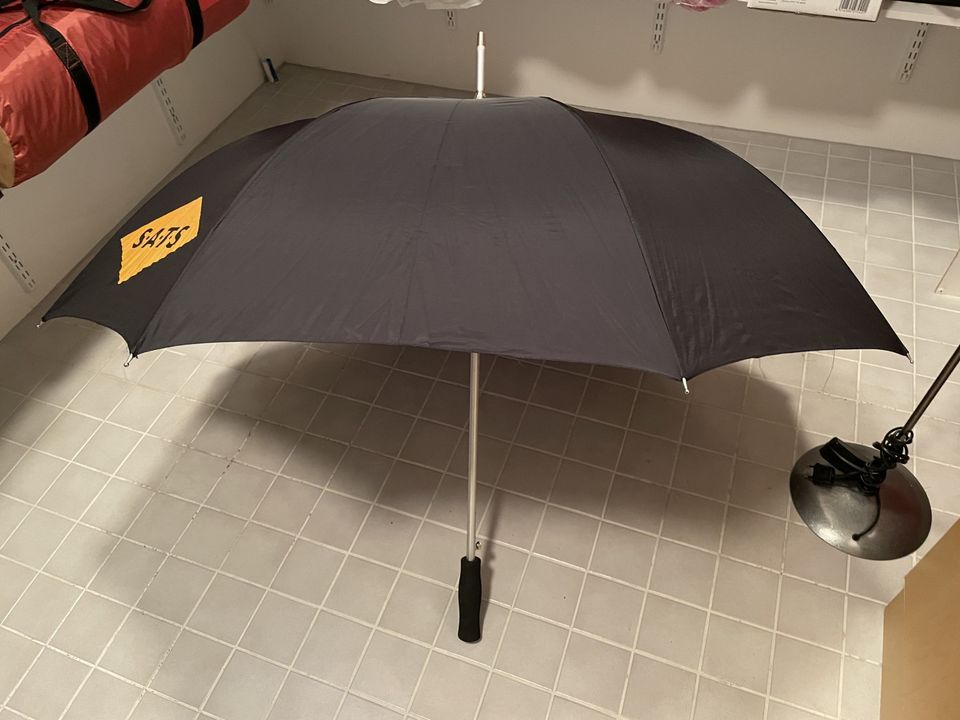 Uusi, iso ja tukeva sateenvarjo