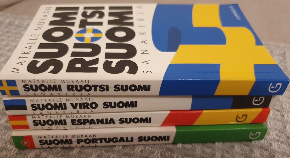Matkalle mukaan 4 sanakirjaa Suomi-viro-portugali-