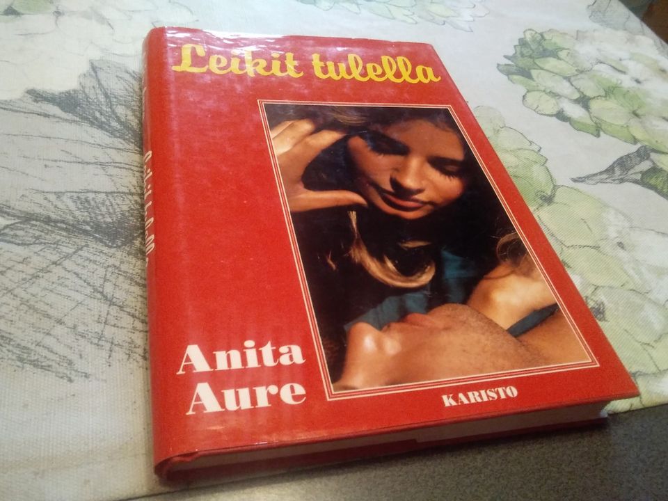 Anita Aure x 2