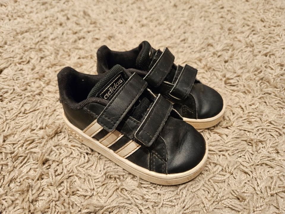 Adidas tarralenkkarit 22