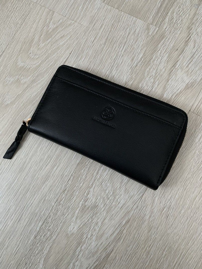 Musta nahkainen lompakko / käsilaukku / laukku