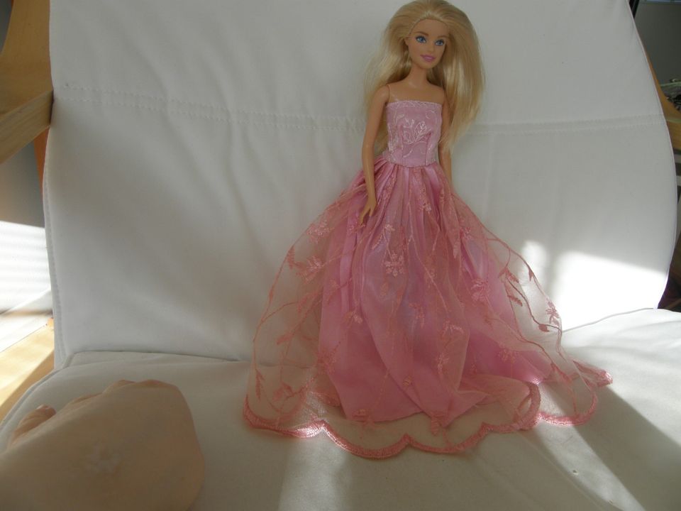 Vaaleatukkainen Barbie- nukke + kaunis puku