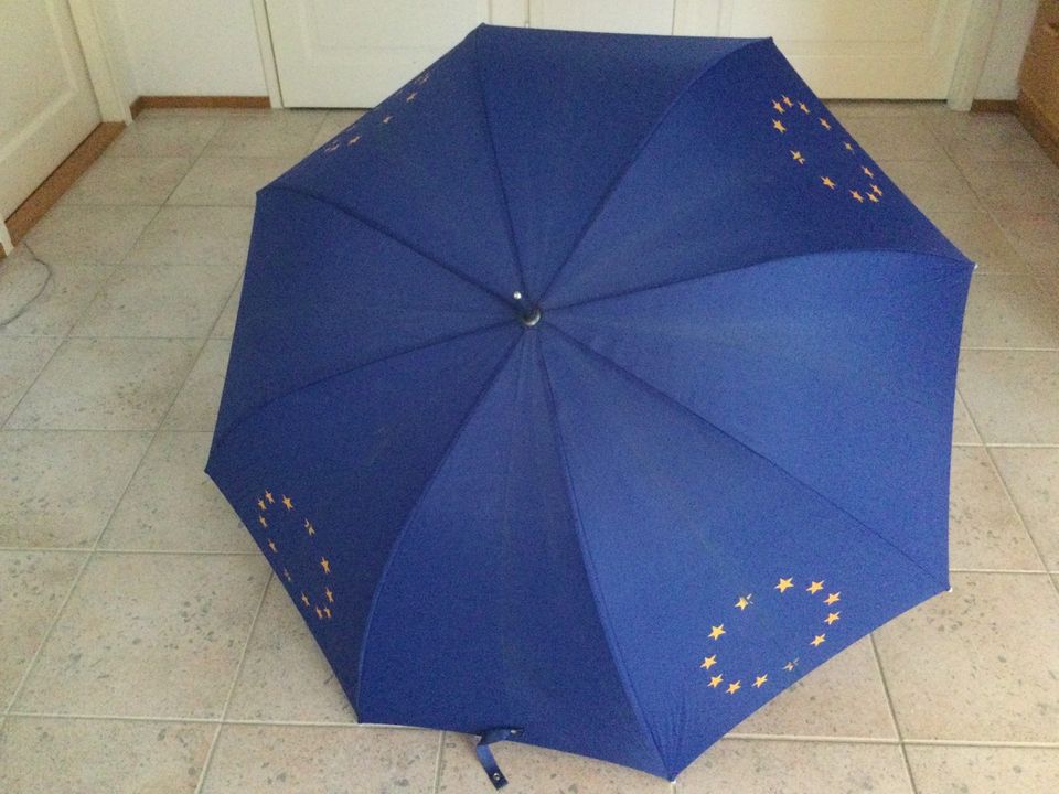 EU sateenvarjo, todella iso