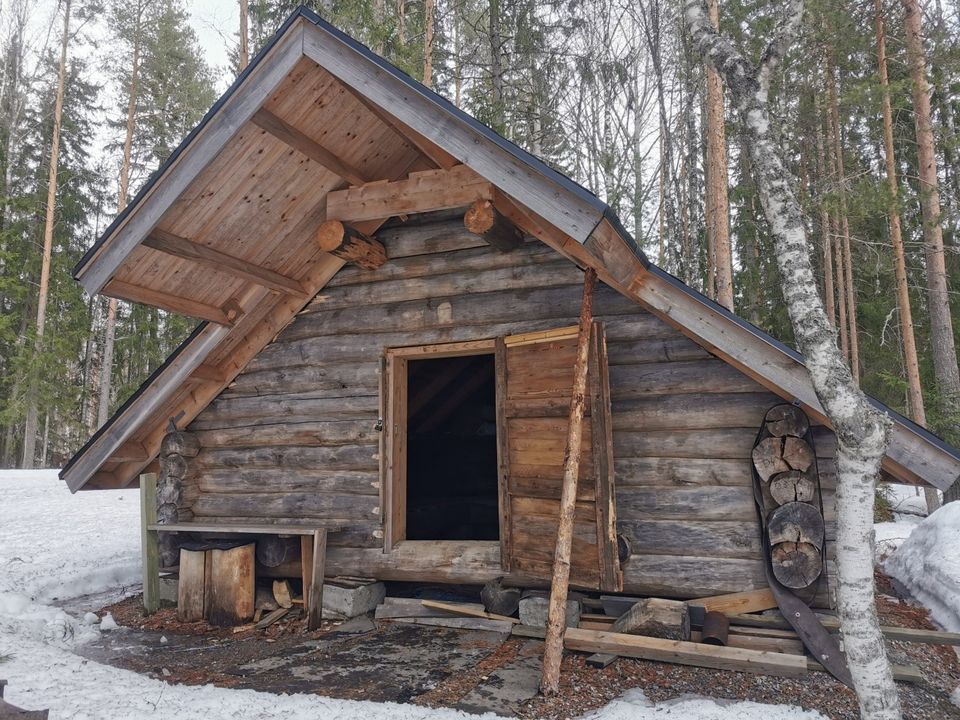 Suurikokoinen haapahirsinen laavu / kota