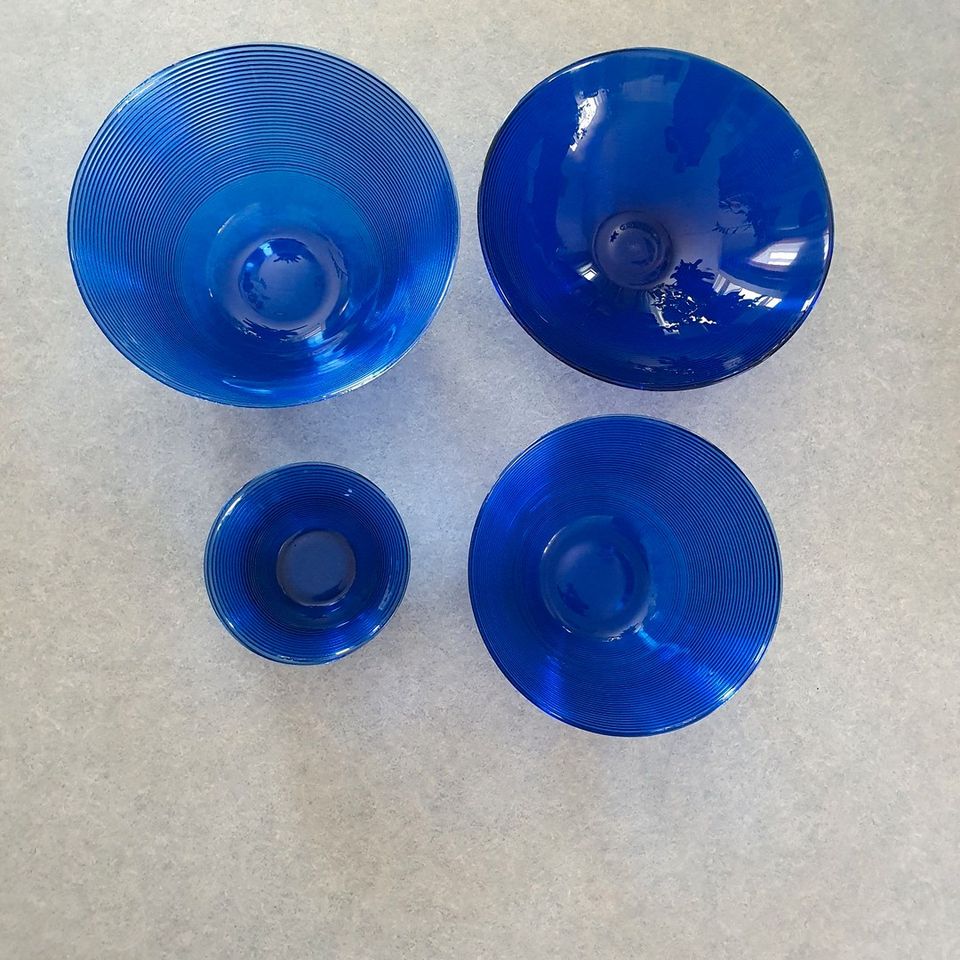 Siniset lasi astiat