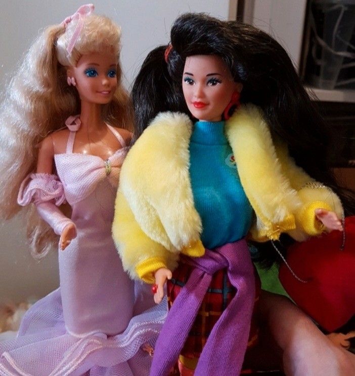Barbie ja Monster High nukkeja