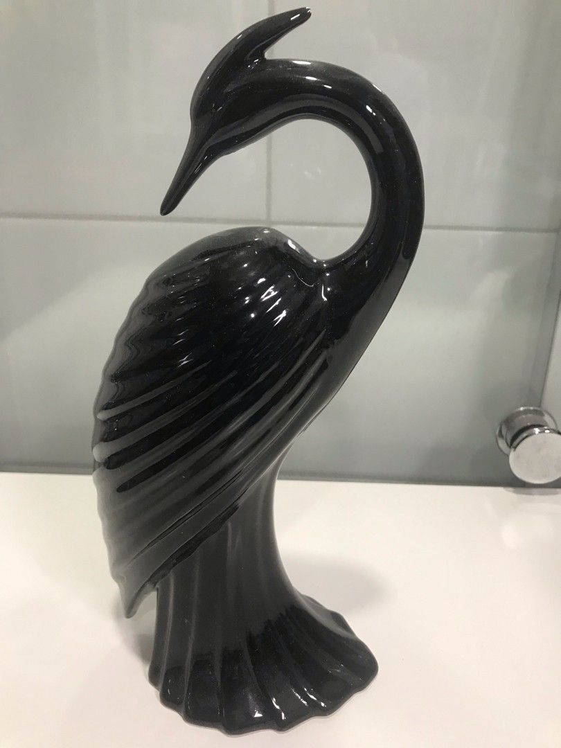 Mustat art deco tyylinen lintu