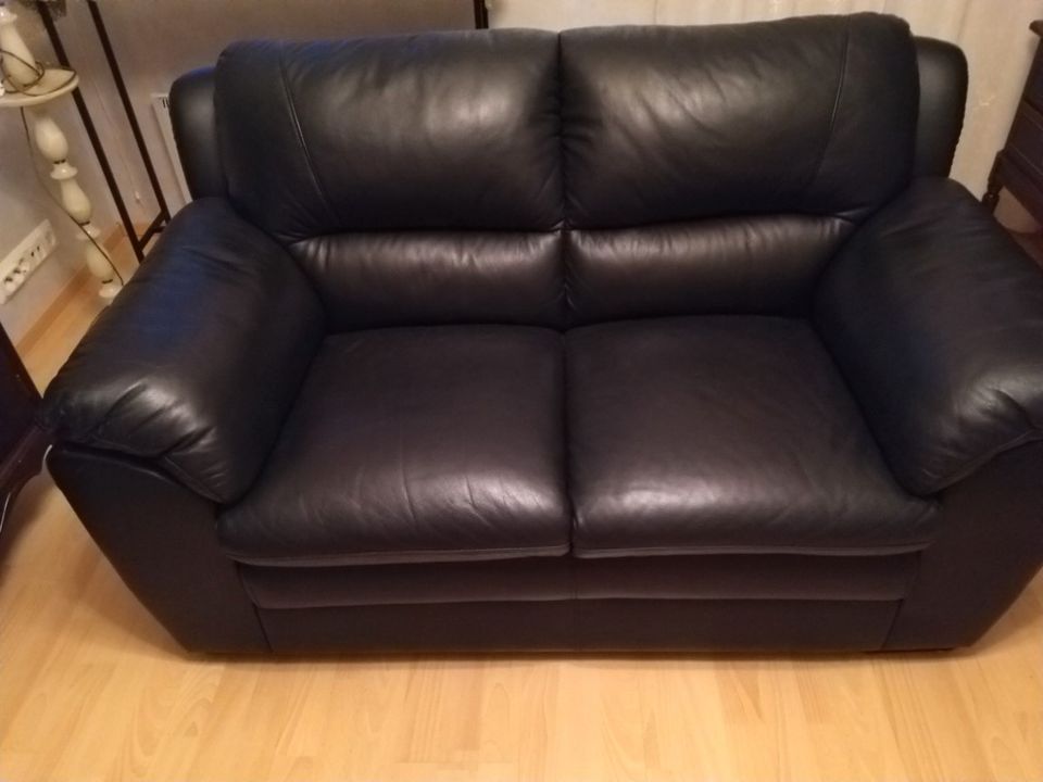 Hieno nahkainen kahden istuttava sohva