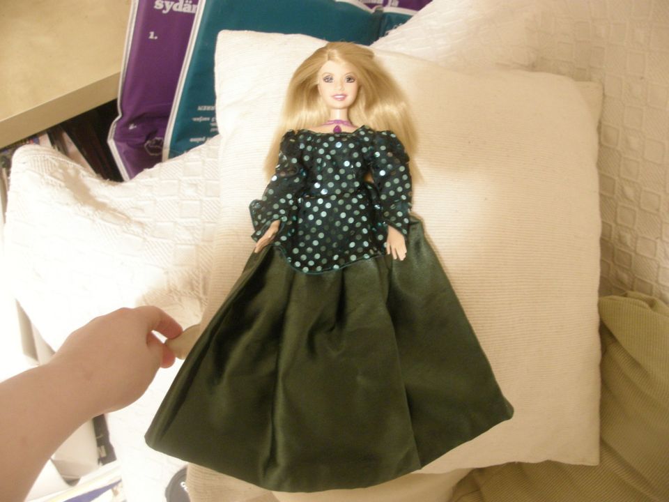 Nätti vaaleatukkainen Barbie- nukke LAULAA