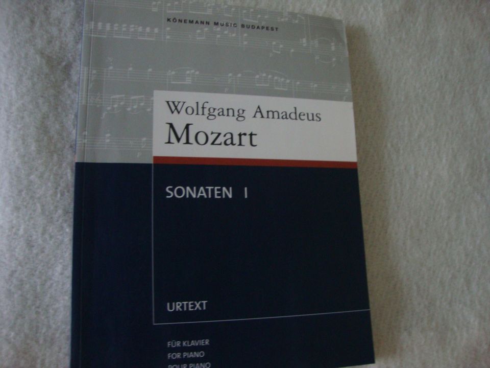 Nuottikirjoja pianolle Mozart Sonaten I ja Strauss