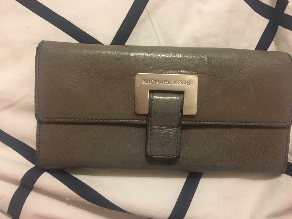 Michael Kors harmaa nahkalompakko 19,5x10