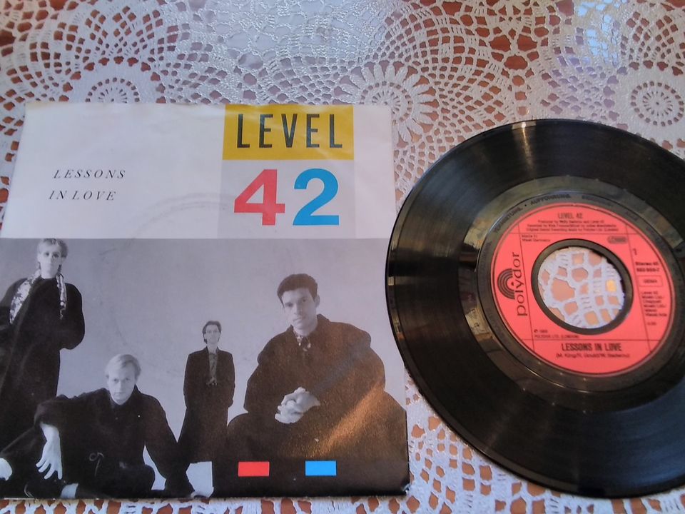 Level 42 7" Lessons in love / Hot water (live)