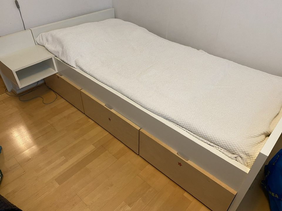Ikea Brekke sänky +sivu-/yöpöytä +2xpatjat/pussijousitetut. - tarjoa!