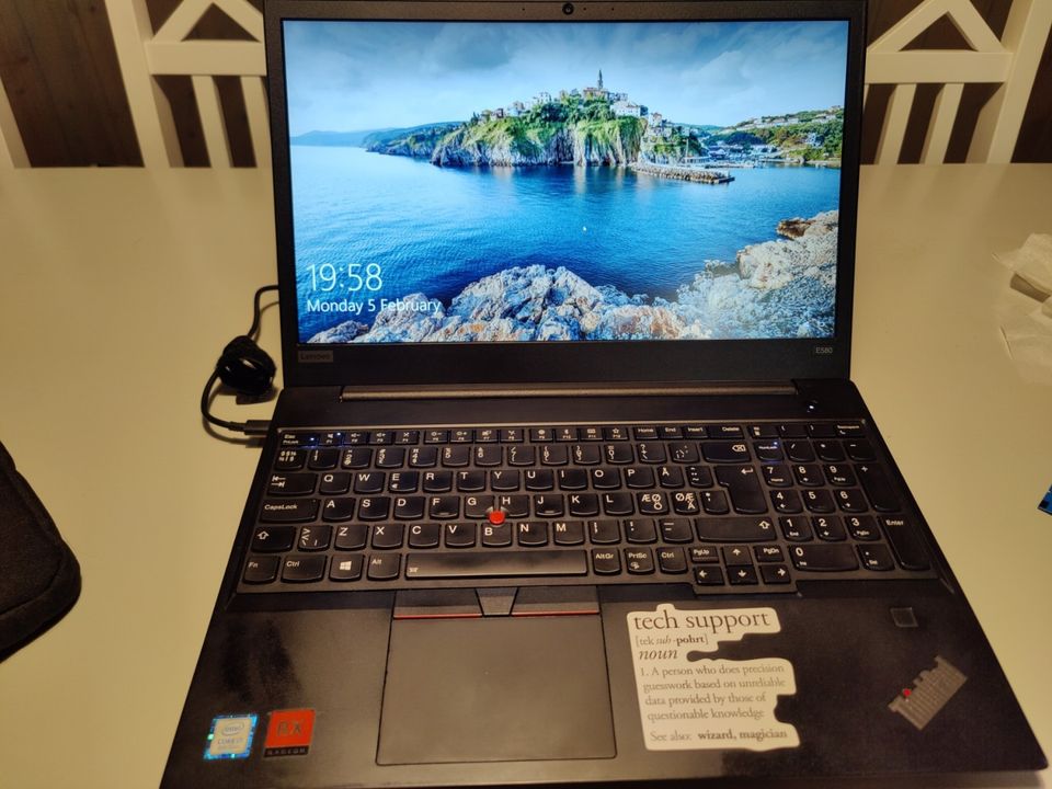 Lenovo ThinkPad E580 15,6" -läppäri + kantokassi