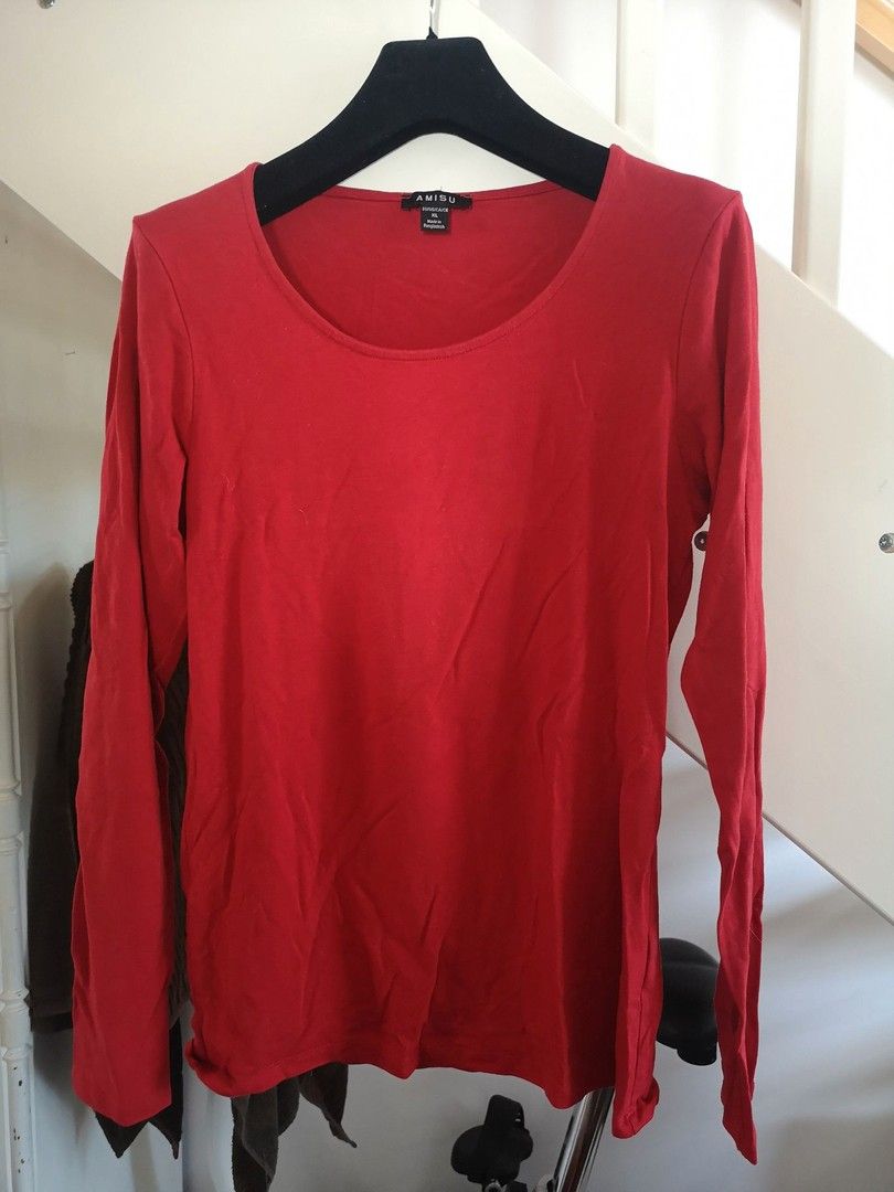 Punainen trikoo pusero