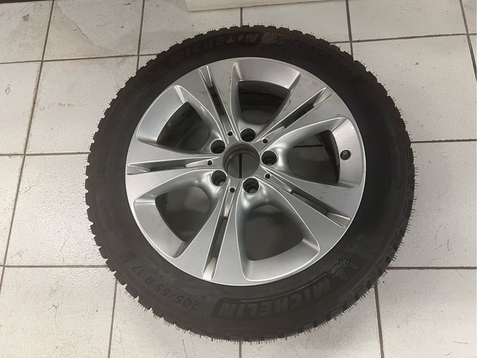 Mercedes-Benz 17 OEM-vannesarja + uudet nastat + TPMS