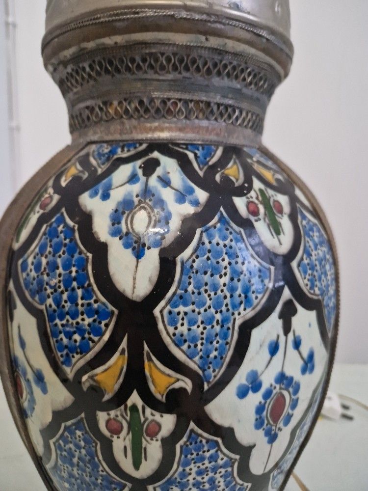 Marokkolainen hopeoitu käsinmaalattu pöytävalaisin