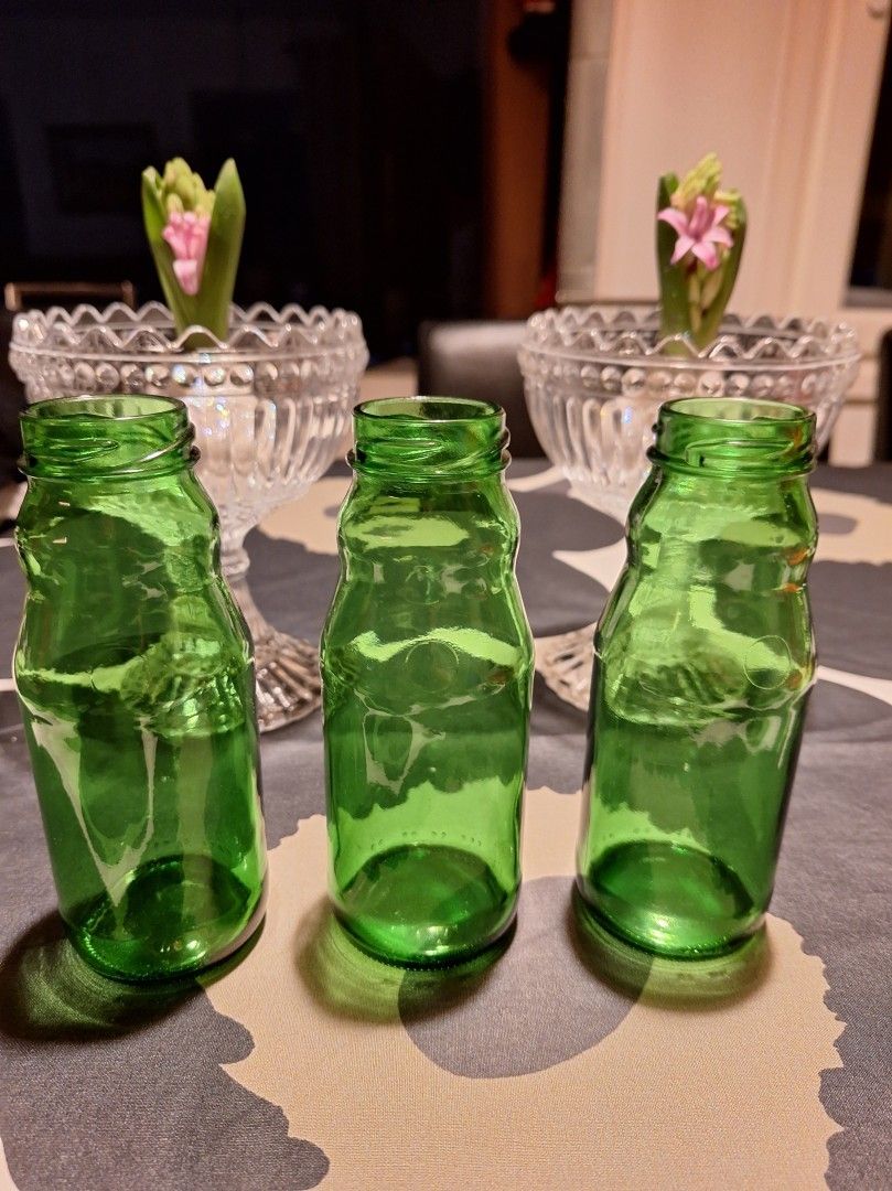 Vihreät kauniisti muotoillut lasipullot 3 kpl