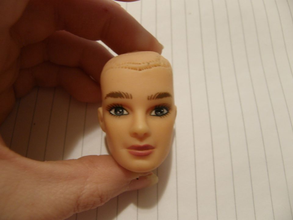 Erikoisen näköinen barbie- nuken pää