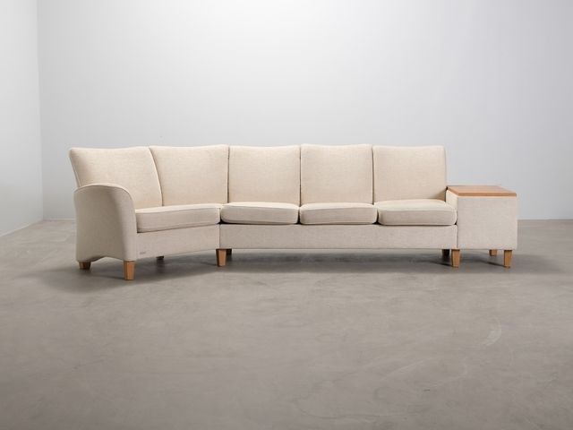 Brunstad 4-istuttava sohva sivupöydällä beige