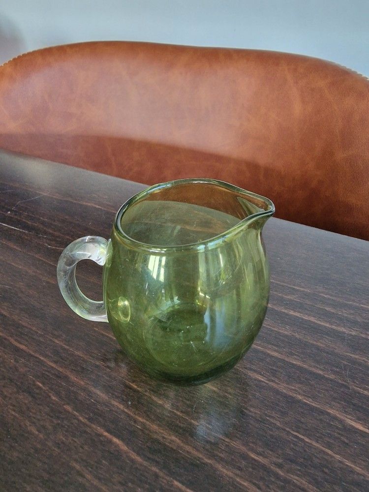 Vihreä lasinen vintage kermakko