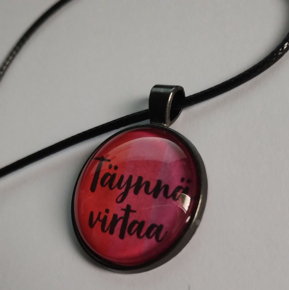 "Täynnä virtaa" -kaulakoru, käyttämätön