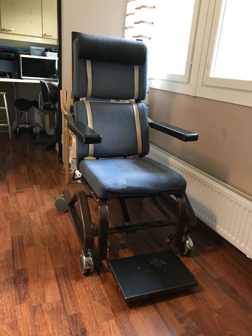 Merivaaran hoitotuoli (geriatrinen tuoli)
