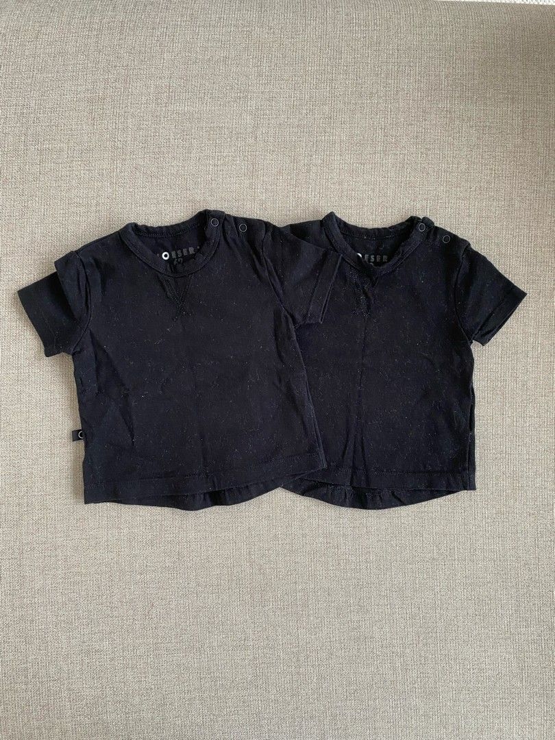 Kaksi mustaa T-paitaa 62