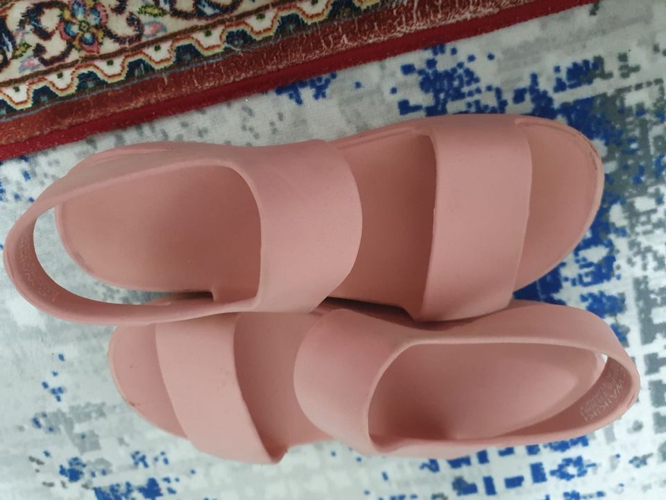 Vaaleanpunaiset sandaalit
