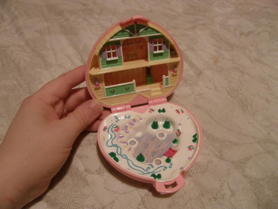 Vaalean punainen Polly Pocket- rasia MÖKKI/ TALVI