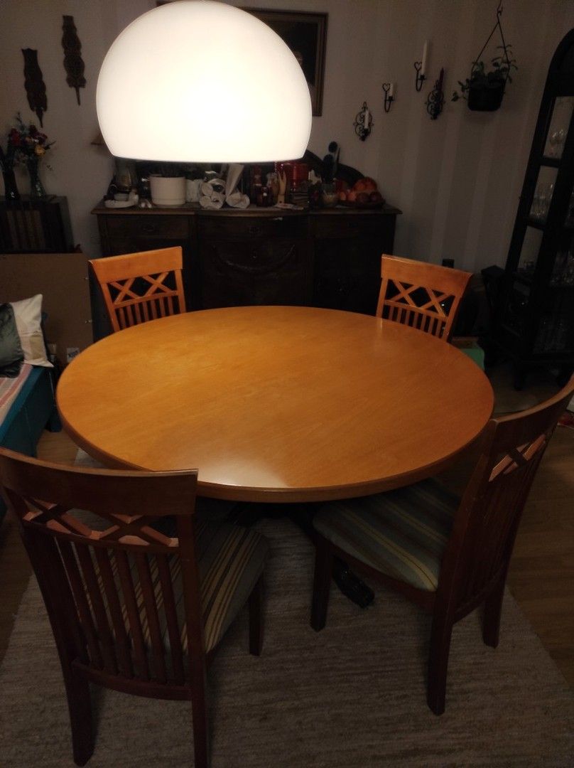 Iso pyöreä pöytä