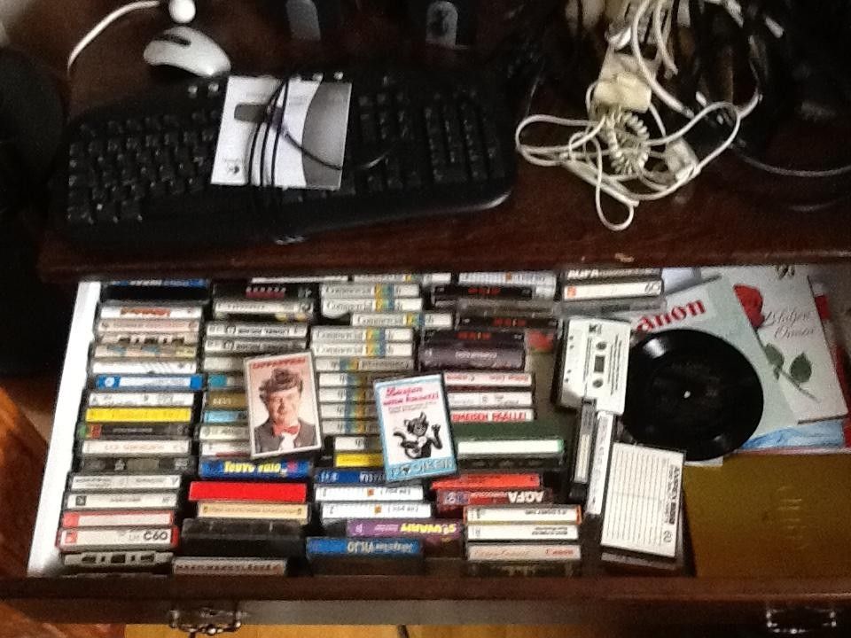 C-kasetteja,vanhaa musiikkia, VHS kasetteja…kielikursseja..
