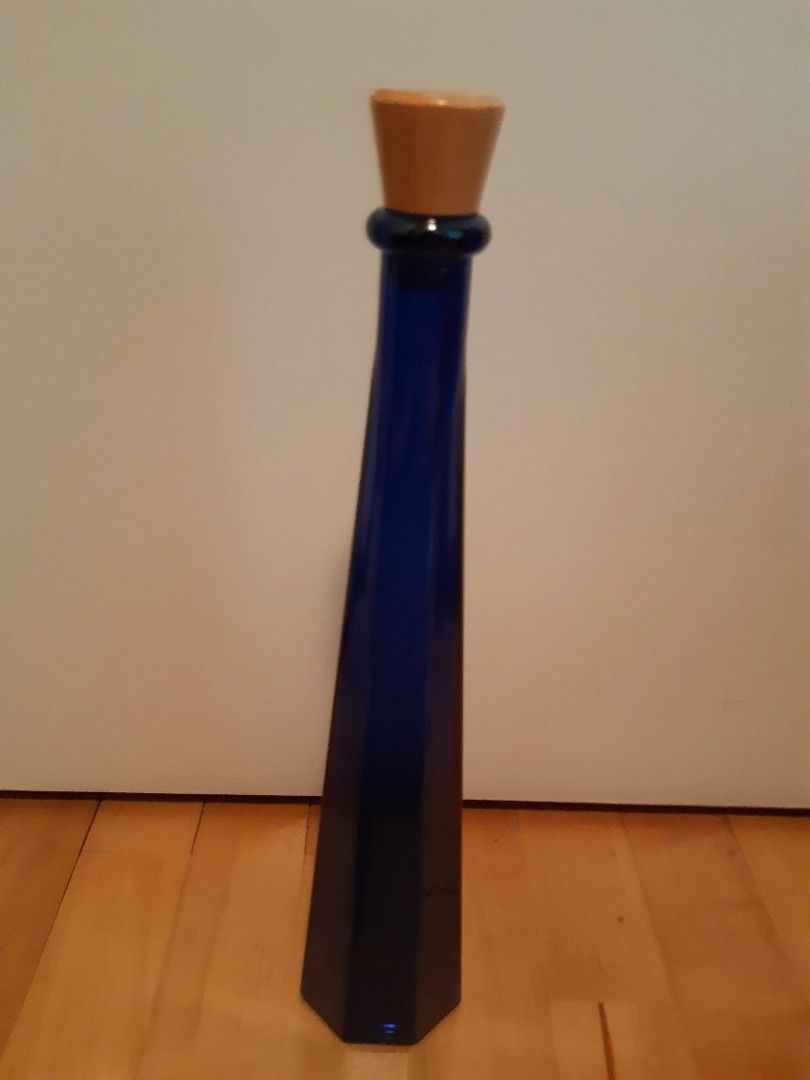 6-kulmainen sininen pullo, til. 2 dl, kork. 35 cm