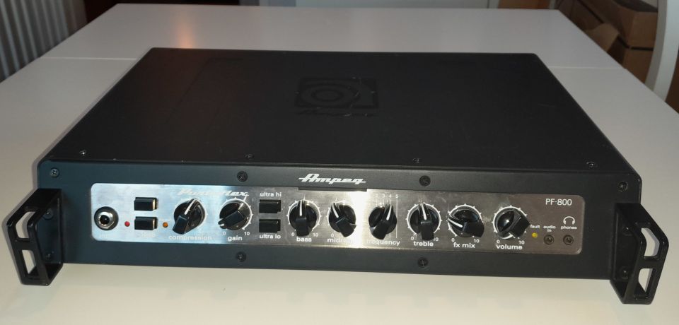 Ampeg PF-800 Portaflex bassovahvistin + kassi