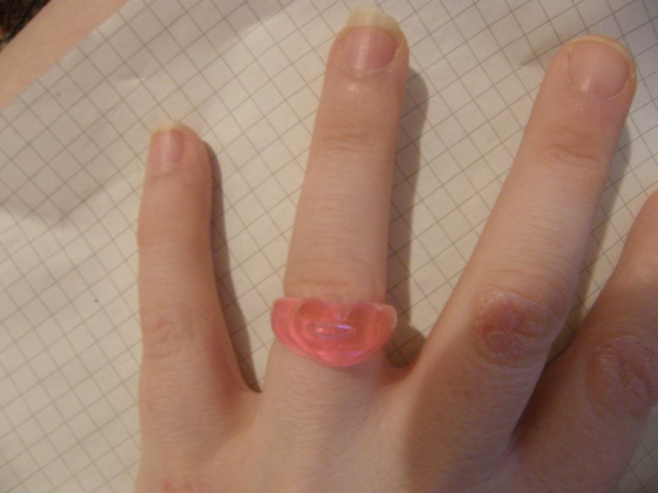 2 muovista sormusta: vaaleanpunainen ja kirkas