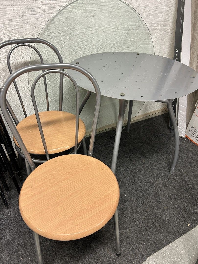 Lasipöytä ja kaksi tuolia